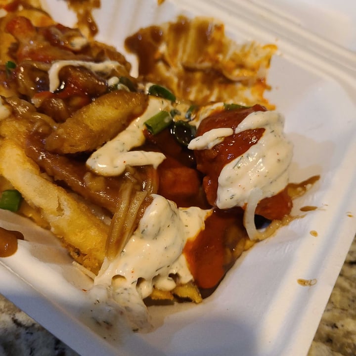 review photo of Veg Out Plant Based Burgers & Shakes Buffalo Chick’n Poutine shared by @squid on 09 Sep 2022 - review