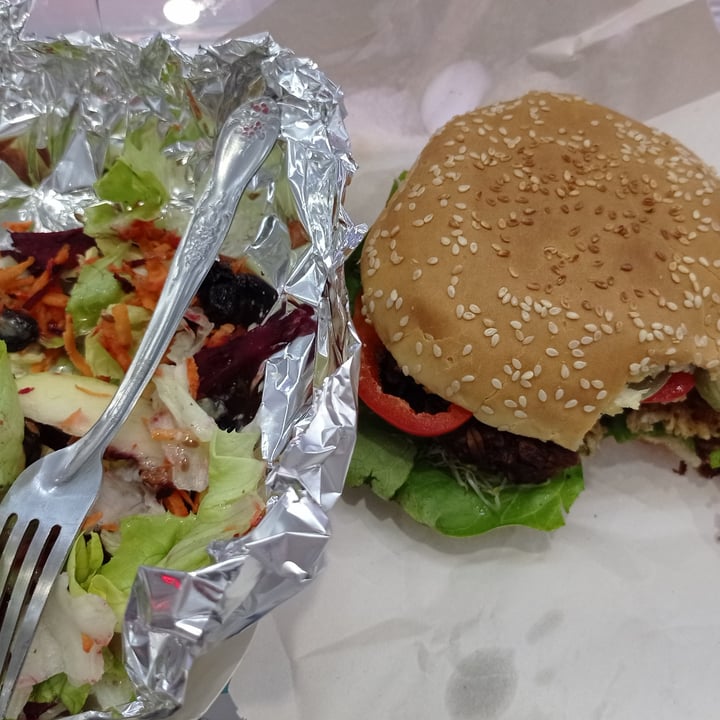 review photo of Restaurant tierra mestiza Hamburguesa De Avena Con Ensalada shared by @itziarfrutero on 20 Dec 2021 - review