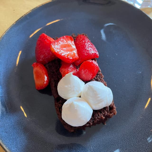 Foto do prato “Pan di spagna al cacao con fragole e panna di soia”