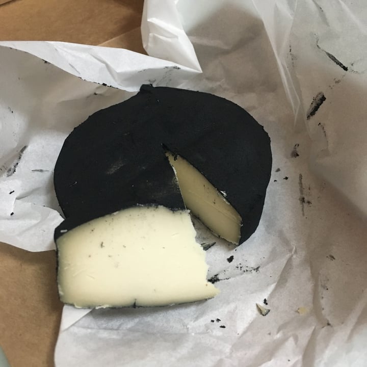 photo of Queijos da Terra Queijo De Castanha De Caju Defumado shared by @ludshatk on  15 Jun 2022 - review