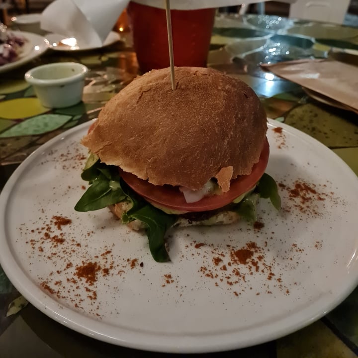 review photo of El Growler Hamburguesa de falafel shared by @beckyisvegan on 06 Jul 2021 - review