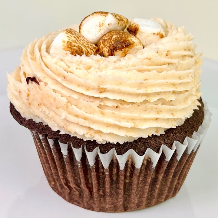 photo of Shoofly Vegan Bakery and Cafe Smores Cupcake shared by @pdxveg on  15 Oct 2022 - review