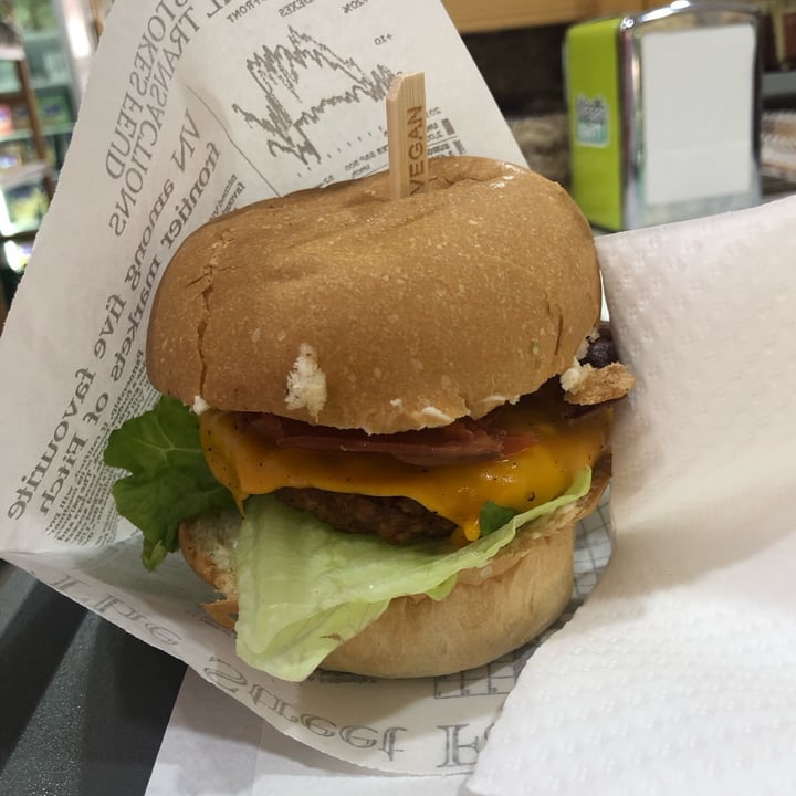 photo of iVeganEAT! Bacon Cheese Burger shared by @bebibi on  03 Dec 2022 - review