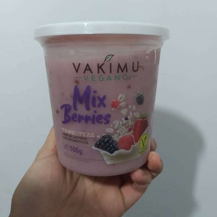 photo of Vakimu Yoguavena Mix Berries shared by @accionantiespecista on  01 Mar 2022 - review