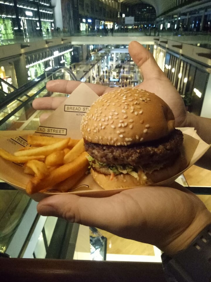 photo of Bread Street Kitchen Singapore Impossible burger shared by @nora10 on  31 Mar 2019 - review