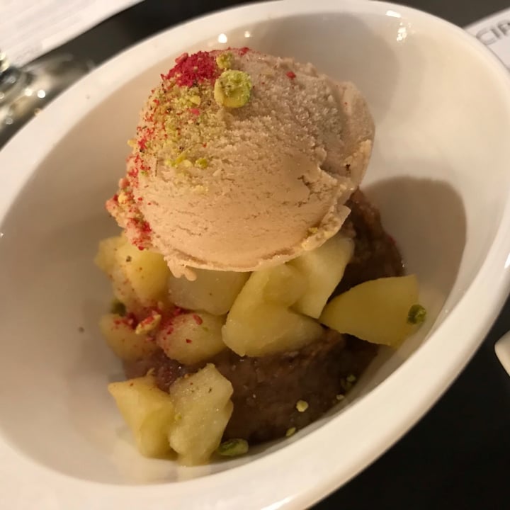 photo of Restaurante Copenhagen Tataki de manzana asada con compota sin azúcar de higos y nueces y helado de canela shared by @albibus on  20 Dec 2020 - review