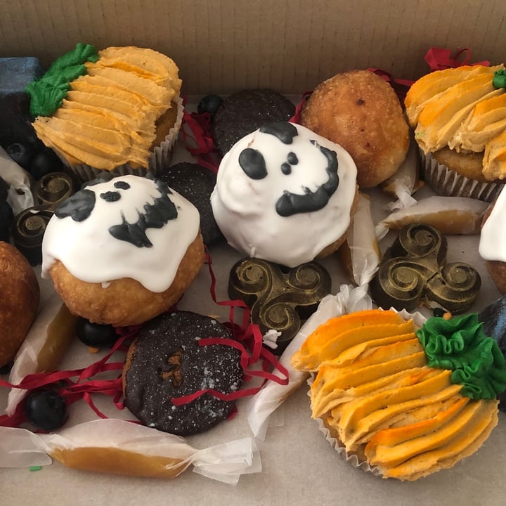 photo of Wake and Bake Kitchen Halloween treat box shared by @tarz on  30 Oct 2020 - review