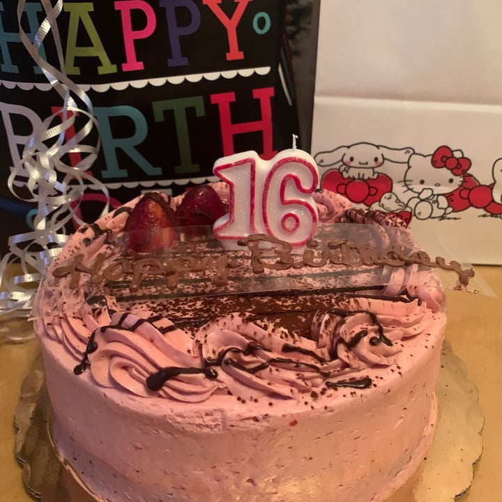 photo of Whole Foods Market Strawberry Cake shared by @addyetveg on  18 Dec 2020 - review