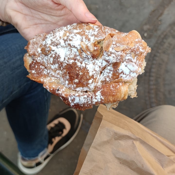 photo of Land&Monkeys Croissant aux amandes shared by @allananas on  01 Jul 2022 - review
