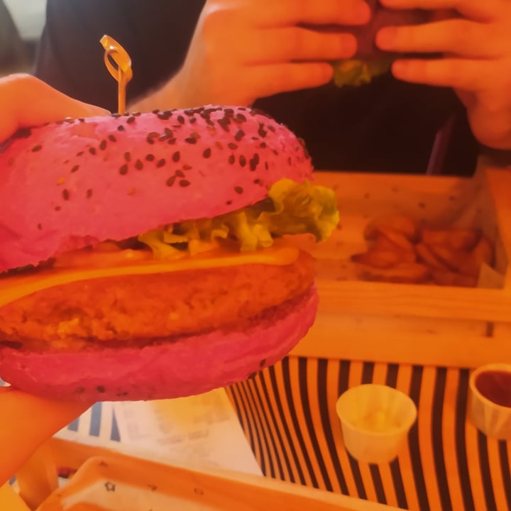 review photo of Flower Burger Cherry Bomb shared by @bratkart0ffel on 01 May 2022 - review