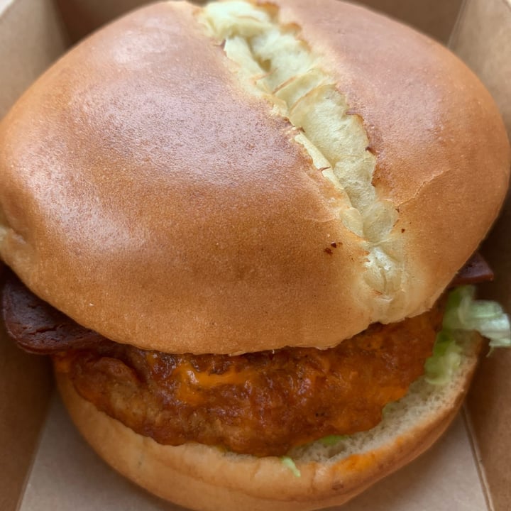 photo of Nateure’s Plate Buffalo Bacon Chicken Burger shared by @fsshealth on  09 Oct 2021 - review