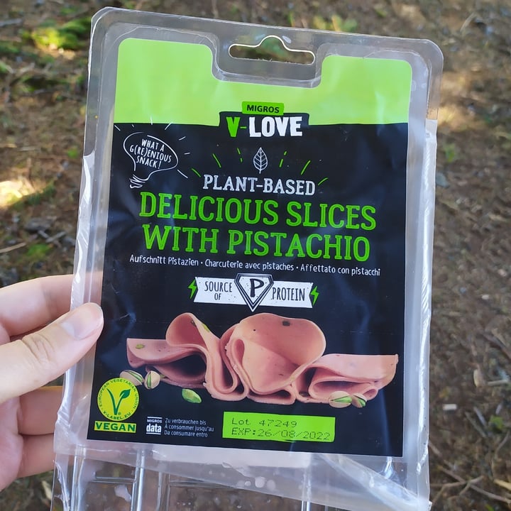 photo of Migros V-Love Delicious slices with pistacchio shared by @med on  14 Aug 2022 - review