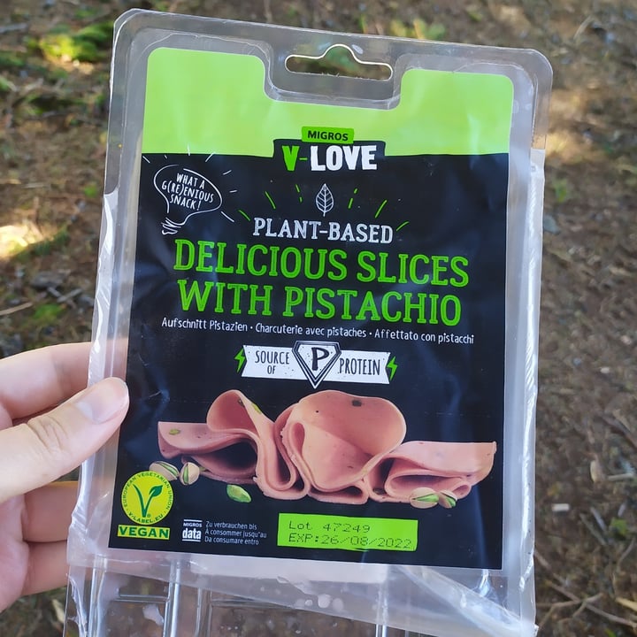 review photo of Migros V-Love Delicious slices with pistacchio shared by @med on 14 Aug 2022 - review