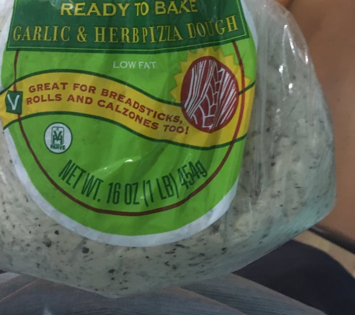 photo of Trader Joe's Garlic & herb pizza dough shared by @cadelovesanimals14 on  28 Aug 2020 - review