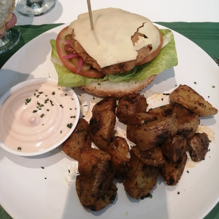 photo of Tulsi Vegan Restaurant Hamburguesa De Seitán shared by @oskar-vegantv on  09 Mar 2021 - review