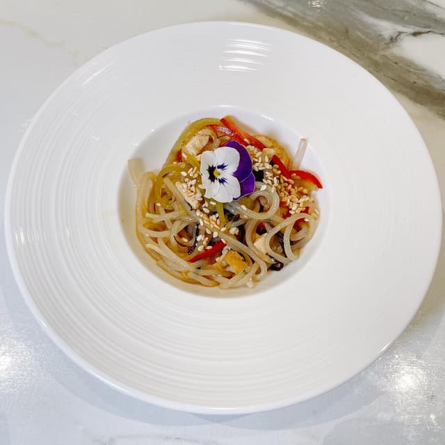 菜肴“Oriental salad - seasonal Item”的照片