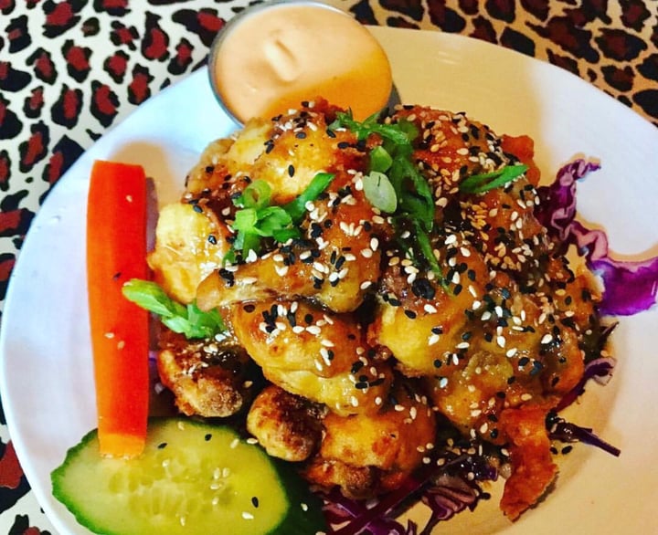 photo of No Bones Beach Club Ginger Sesame Cauliflower Wings And Buffalo Cauliflower Wings shared by @citybythbayvegan on  26 Apr 2019 - review