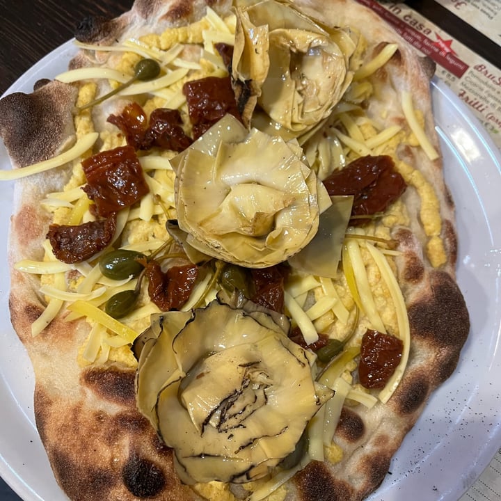 photo of ArVolo Ristorante Pizzeria Pizza Con Crema Di Lupini, Carciofi, Pomodori secchi e Fiori Di Cappero shared by @petramodirari on  15 Dec 2021 - review