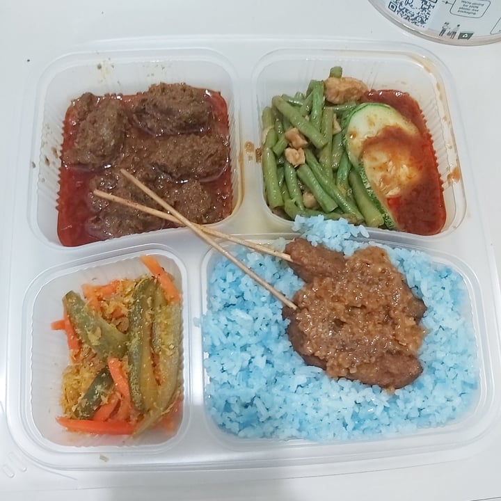 photo of Daily Green 吉祥素 Peranakan Butterfly Pea Nasi Lemak shared by @redbeanz on  19 Apr 2021 - review