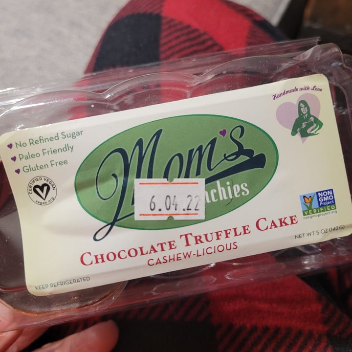 photo of Mom's Munchies Chocolate Truffle Cake shared by @laurelolson88 on  13 Jan 2022 - review