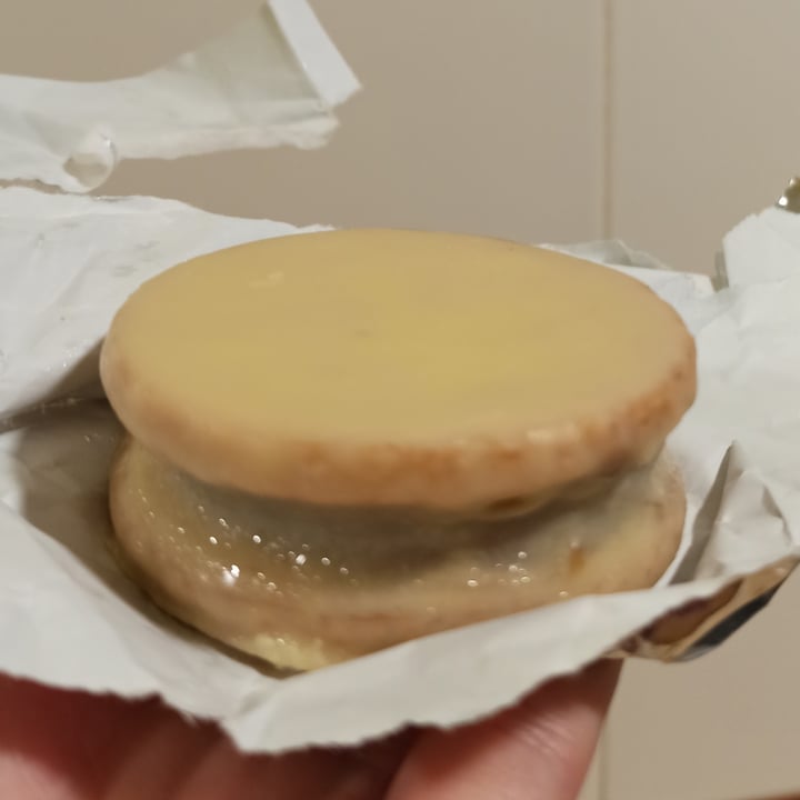 photo of Hanai Vegana Alfajor Artesanal de chocolate blanco y dulce de leche shared by @srtamatthews on  29 Jan 2022 - review