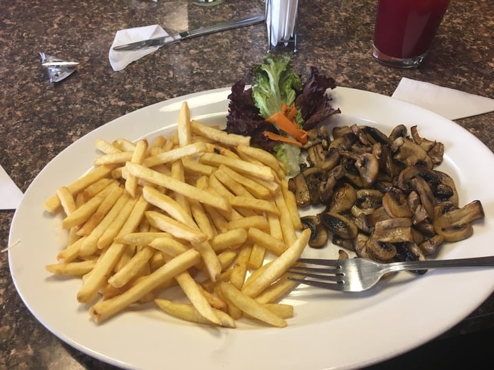 review photo of La Piccola Italia papas fritas con champiñones shared by @javieras on 04 Jan 2020 - review