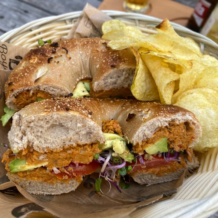 photo of Bagel Boys hummus avocado bagel shared by @alicesignorini on  25 Mar 2022 - review