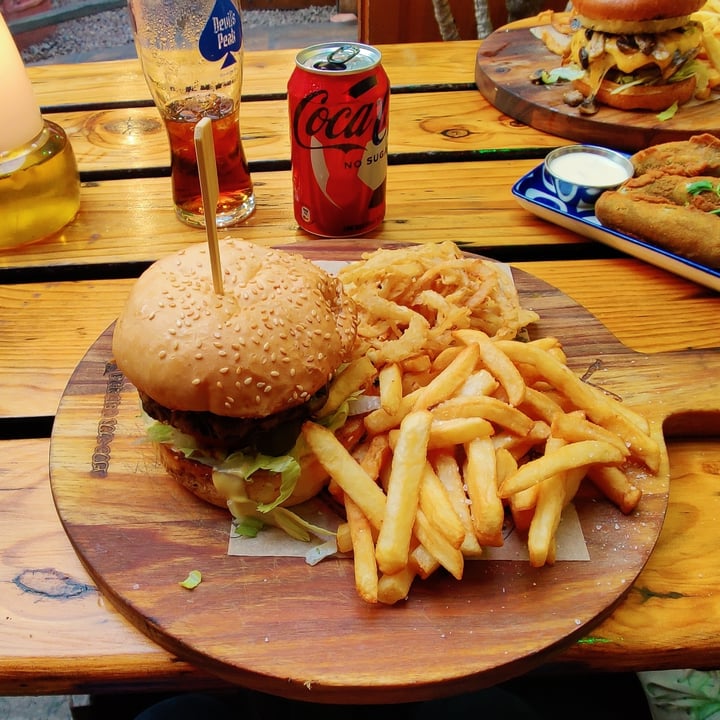 photo of Banana Jam Cafe Kingston Cheese Burger shared by @christo on  16 Dec 2022 - review
