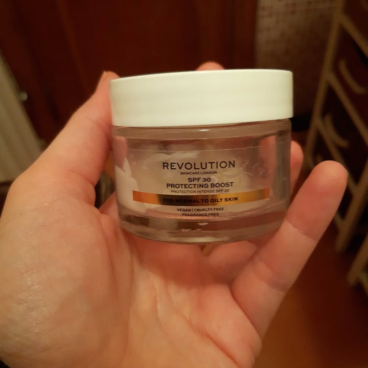 review photo of Revolution Beauty Protecting boost Spf 30 shared by @alessia2405 on 04 Dec 2021 - review