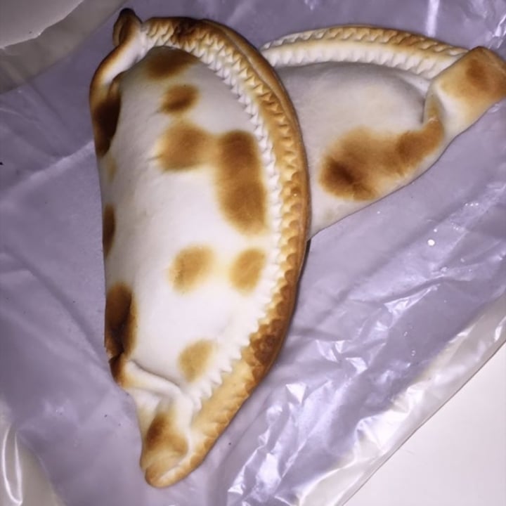 review photo of Pizzas y Empanadas IL Giardino De Devoto Empanada Cebolla y Queso shared by @cintiachacon on 22 May 2020 - review
