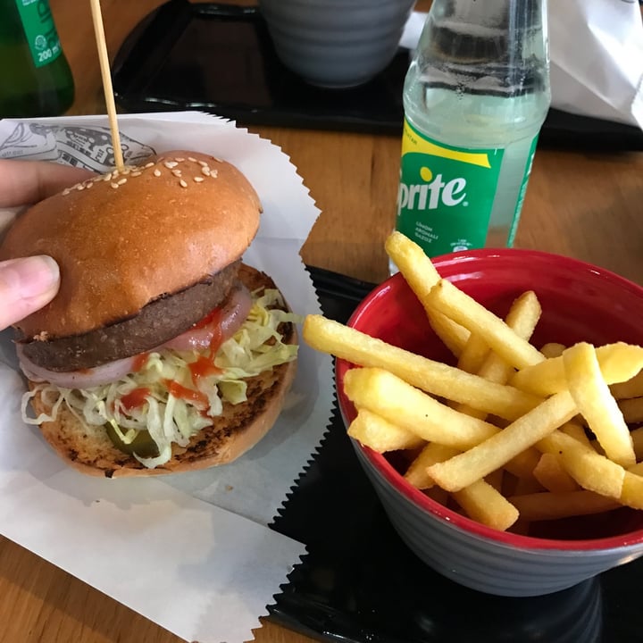 photo of Bartelo Cafe & Burger Vegan Burger Menu shared by @annbience on  10 May 2022 - review