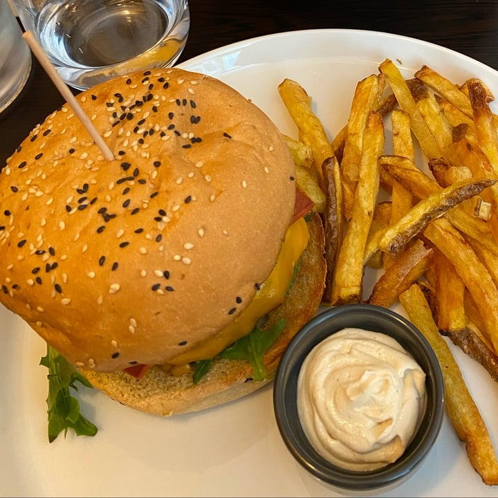 review photo of Kong - Food Made With Compassion Queen Burger shared by @emmacpd on 31 Oct 2022 - review