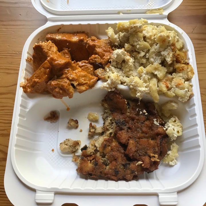 photo of NuVegan Café Vegan Crabcake, Vegan Mac and cheese, and Red Curry Tofu shared by @becccavocado on  09 Jun 2020 - review