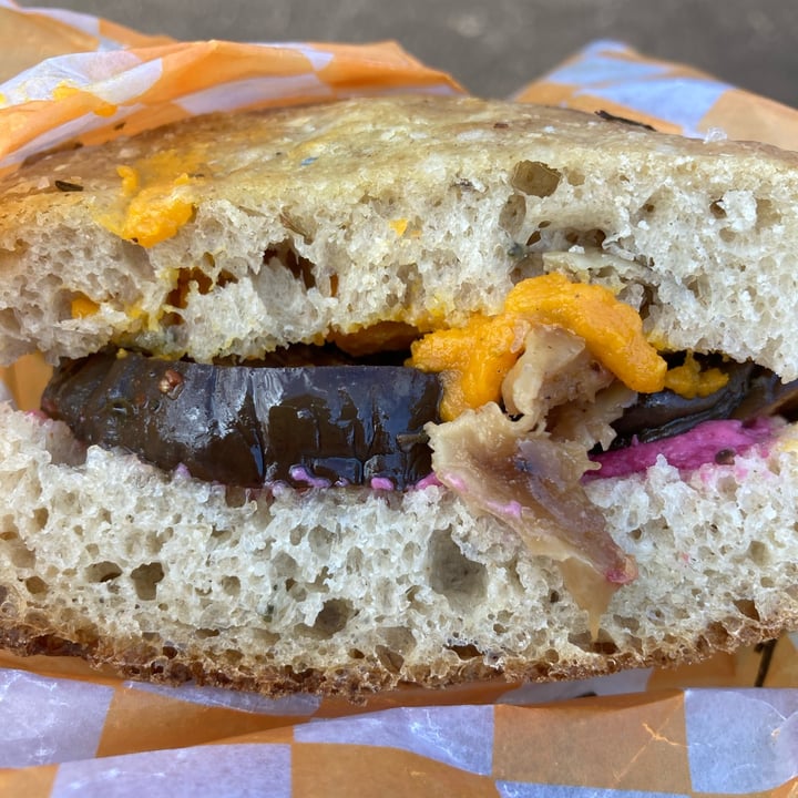 photo of La Manteca Negra sandwich con pan foccacia shared by @camisuarezc on  28 May 2022 - review
