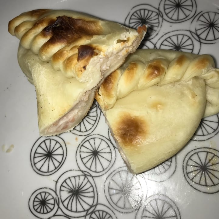 photo of Flipper Pizza Empanada De Jamón Y Queso shared by @mackphiller on  08 Feb 2022 - review
