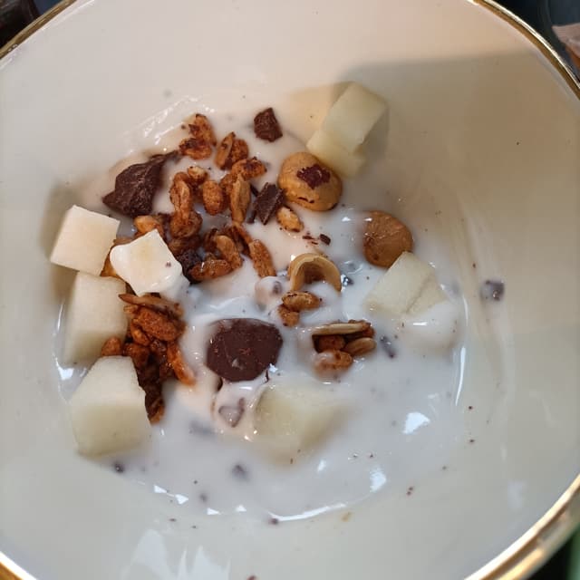 Foto do prato “yogurt di soia con pera granola e cioccolato fondente”