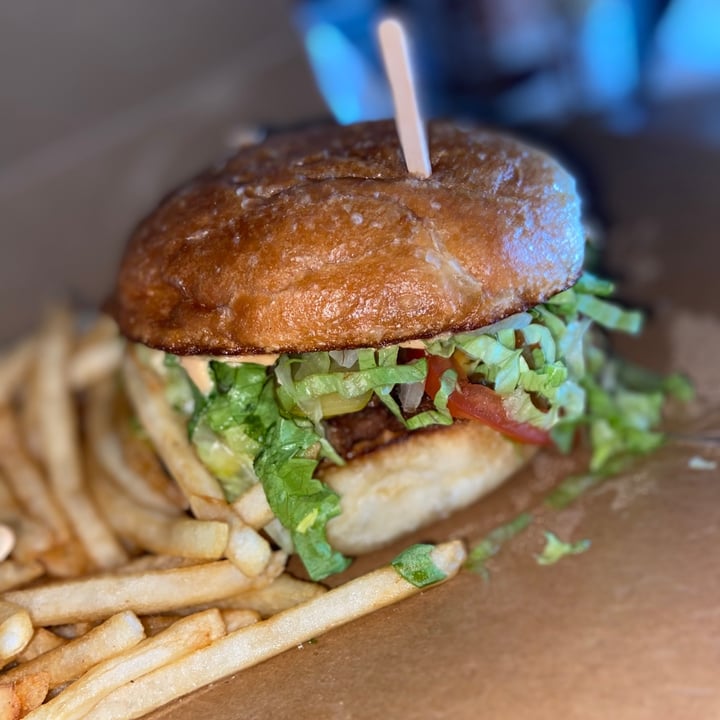 review photo of Thatch Miami Cheeseburger shared by @yungzoot on 27 Dec 2020 - review