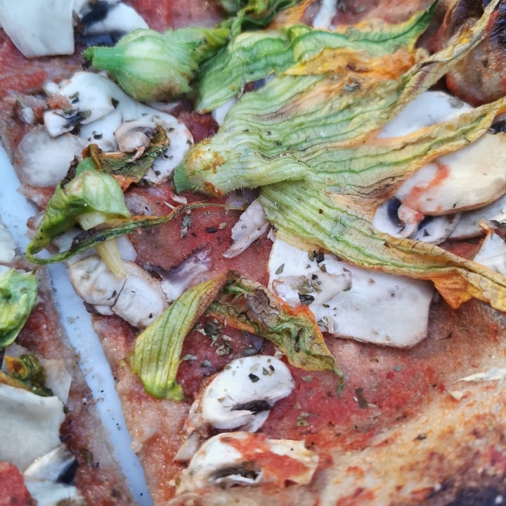 photo of Pizzeria Da Ninni Pizza Rossa Con Fiori Di Zucca E Funghi. Impasto 5 Cereali shared by @murderdollie on  05 Jun 2022 - review