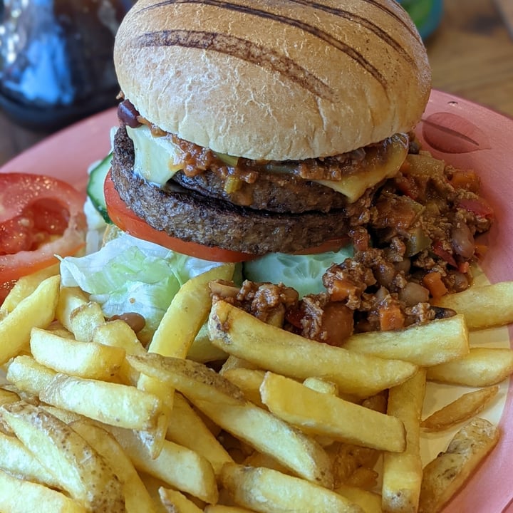 photo of Pow’r Plant Cheesy Chilli Burger shared by @beccasaurus on  29 Nov 2022 - review