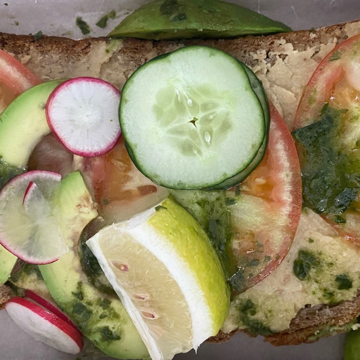 photo of Le Pain Quotidien Tartine de hummus, tomate y palta shared by @bbelen on  31 Oct 2022 - review