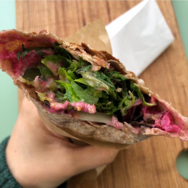 Foto del piatto “beet hummus wrap”