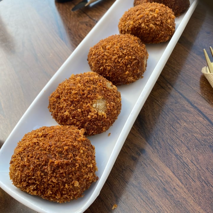 review photo of Fresh Green Croquetas de hongos. shared by @gateravegana on 09 Sep 2022 - review