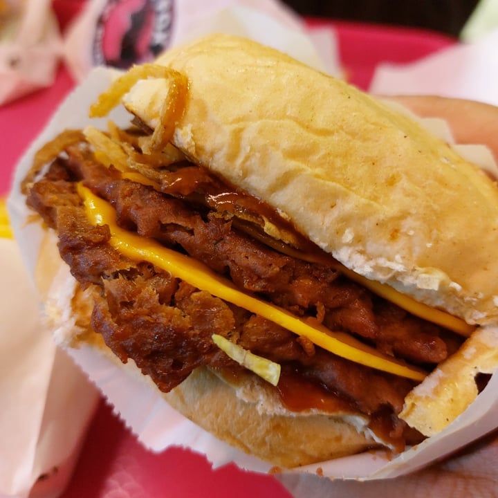 photo of VEGAN FOX Hamburguesa Crispy shared by @sereslibres on  24 May 2022 - review