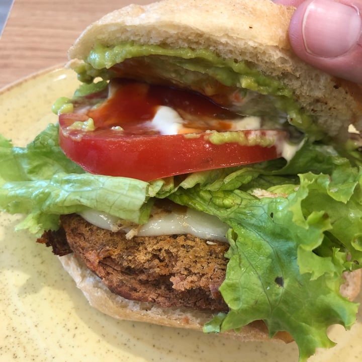 photo of Te Amo Lola Café Hamburguesa de lentejas. shared by @veganbohm on  23 Jan 2021 - review