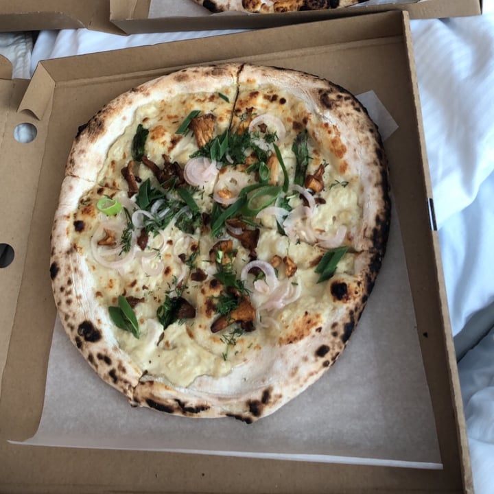 review photo of Commune Cafe and Bakery Chanterelle Pizza shared by @p2tka on 05 Sep 2021 - review