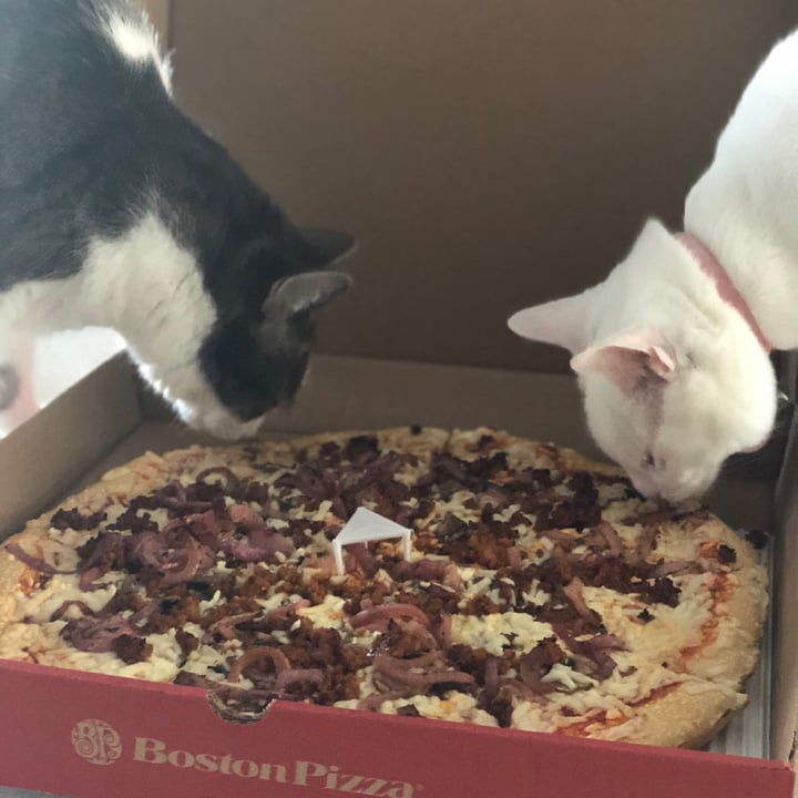 review photo of Boston Pizza Vegan Pizza shared by @envisioningvegan on 13 Jul 2021 - review