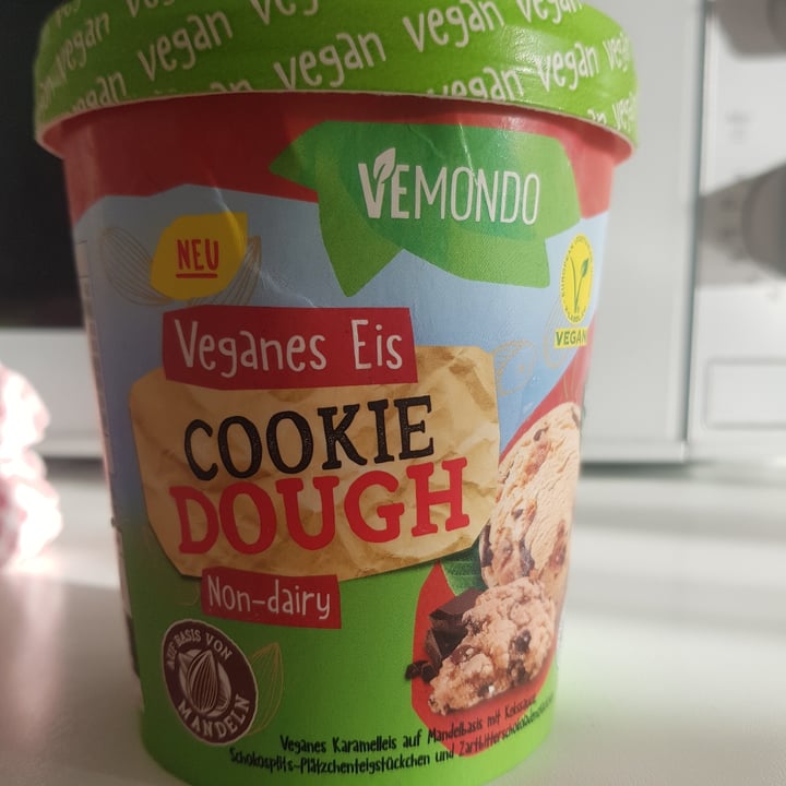 photo of Vemondo Veganes Eis Cookie Dough shared by @vegalexandra on  24 Apr 2022 - review