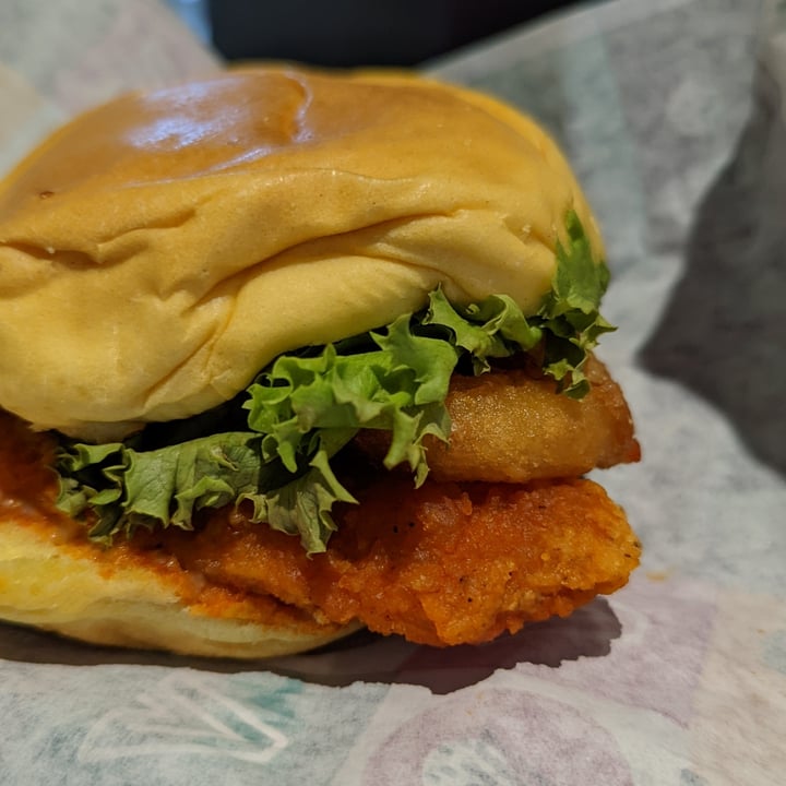 review photo of V Burger Vegan Hot Chicken Sandwich shared by @jmarikar on 04 Dec 2021 - review