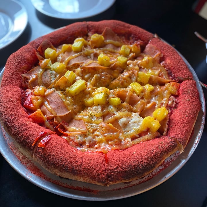 photo of Salvaxe Pizza hawaiana especial con orilla flaming hot shared by @robertoarias on  10 Jun 2022 - review