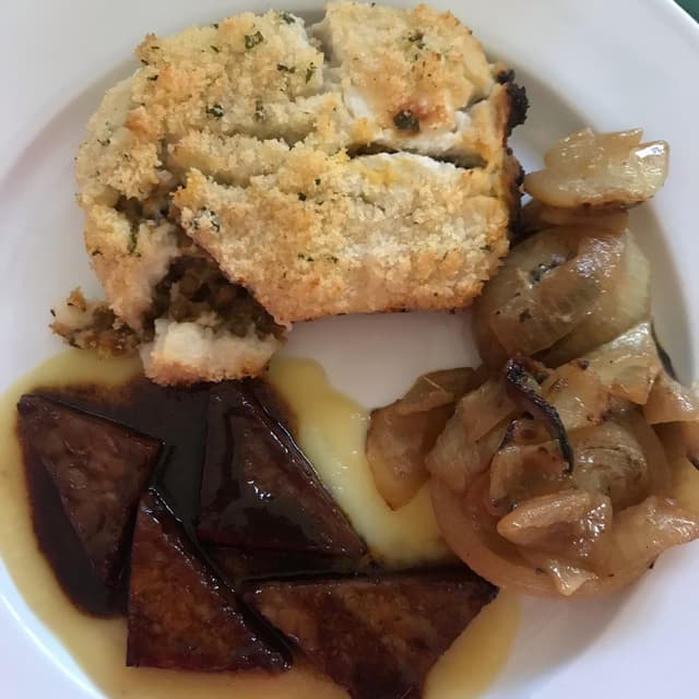 Foto del piatto “Sformato di lenticchie con purè di cavolfiore, tempeh caramellato con salsa di mele e cipolle in padella con senape”
